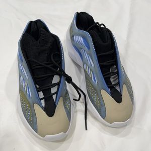 Yeezy sample size 8.5